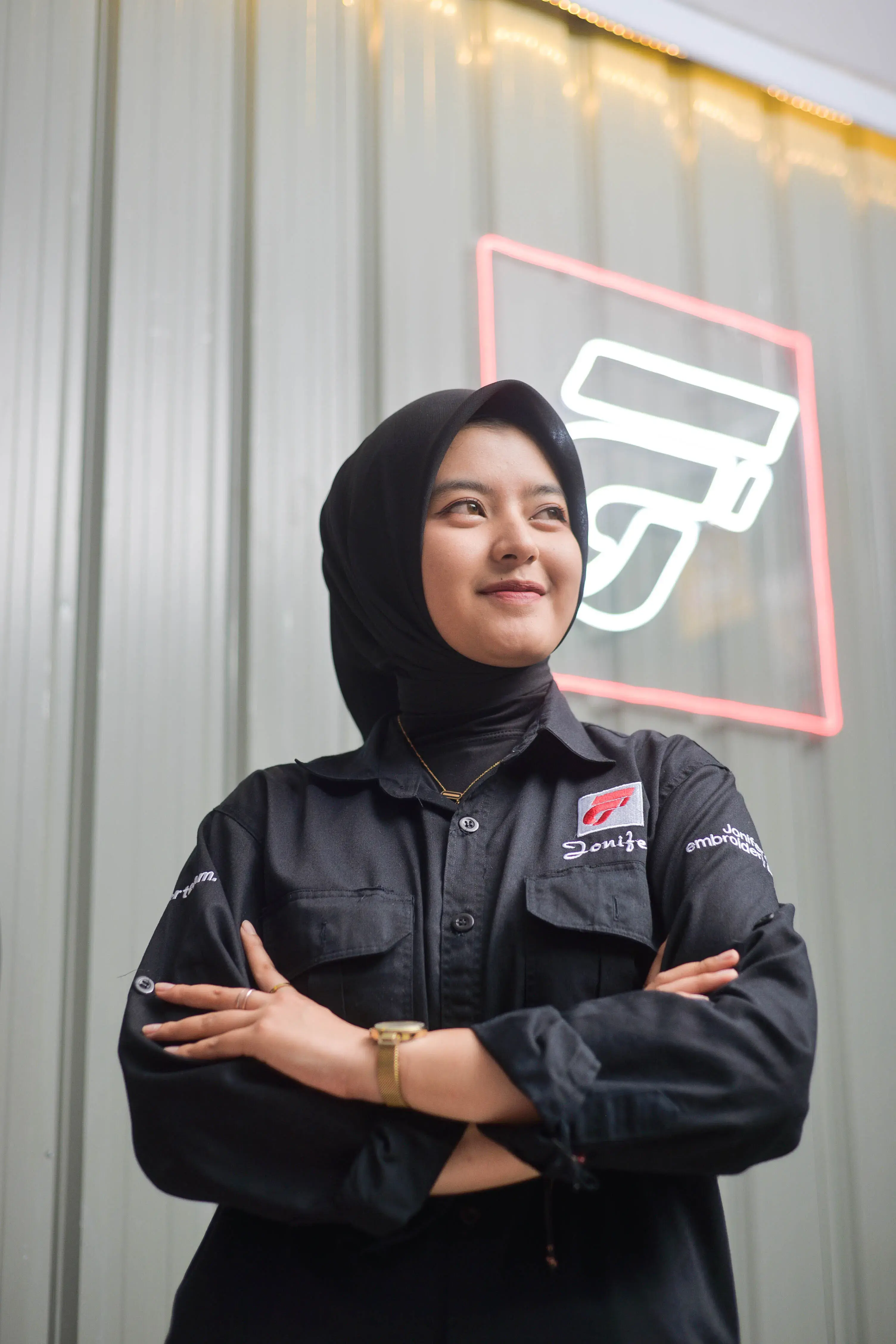 Ruang produksi dan showroom Jonifer Seragam